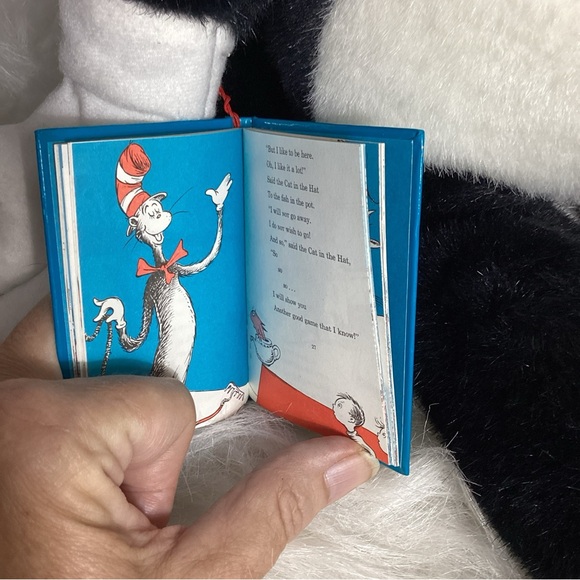 Vintage Macy’s Dr Seuss Cat in the Hat 30” Plush w/ Mini Hard Book NWOT - Picture 4 of 10